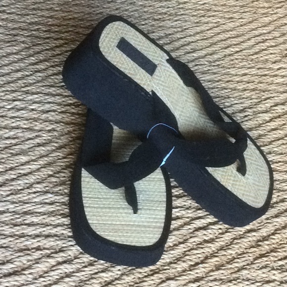 sarraizienne flip flops